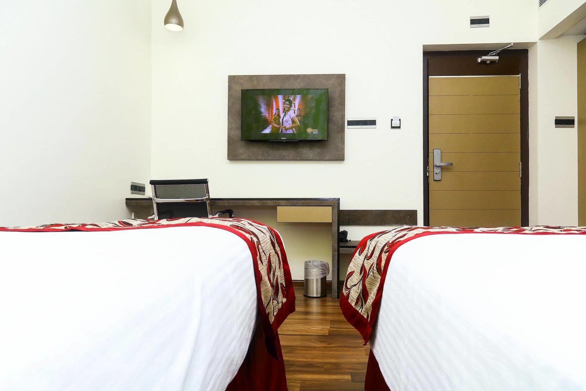 The Spin Hotel Chennai Bagian luar foto