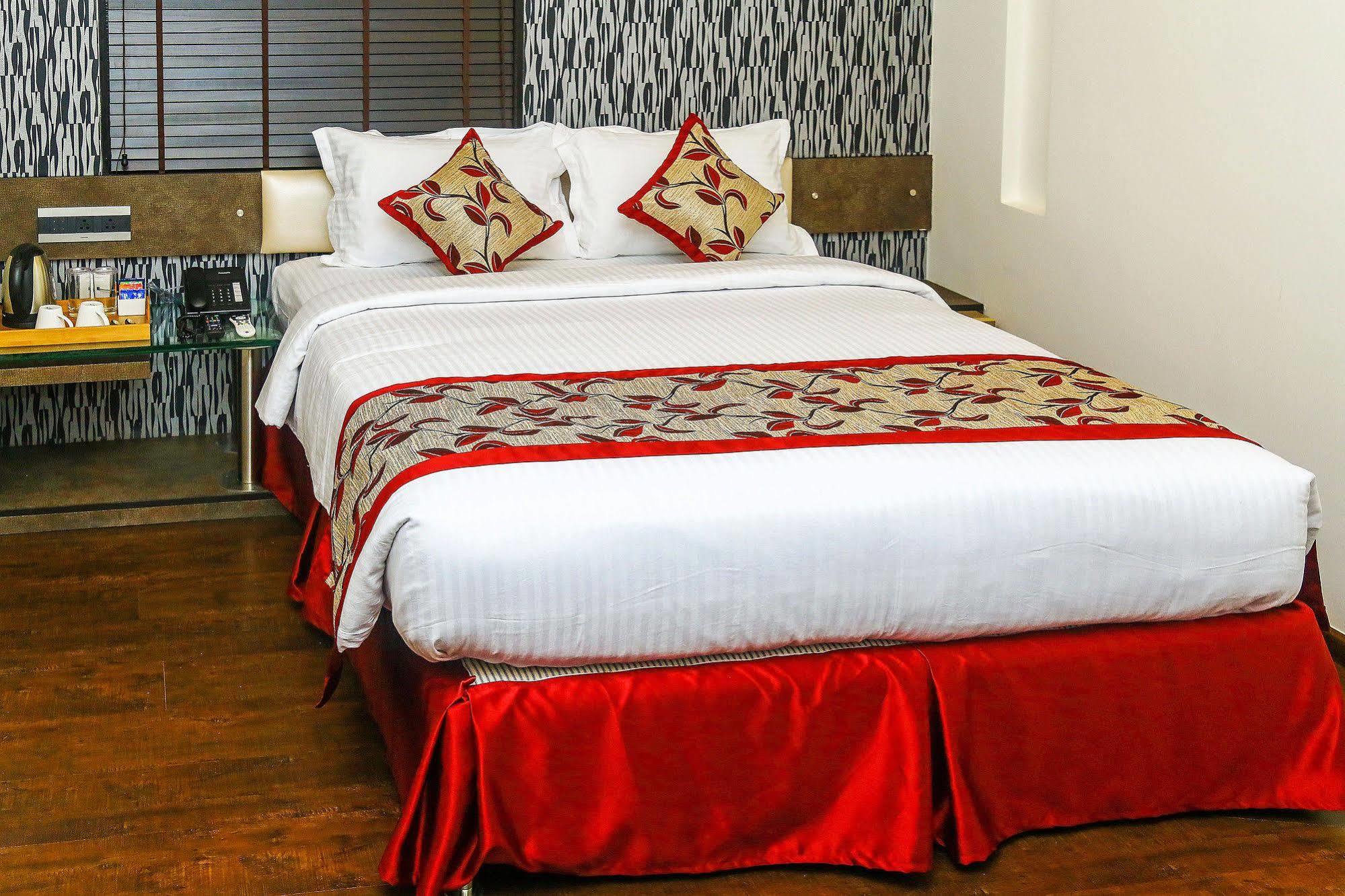 The Spin Hotel Chennai Bagian luar foto