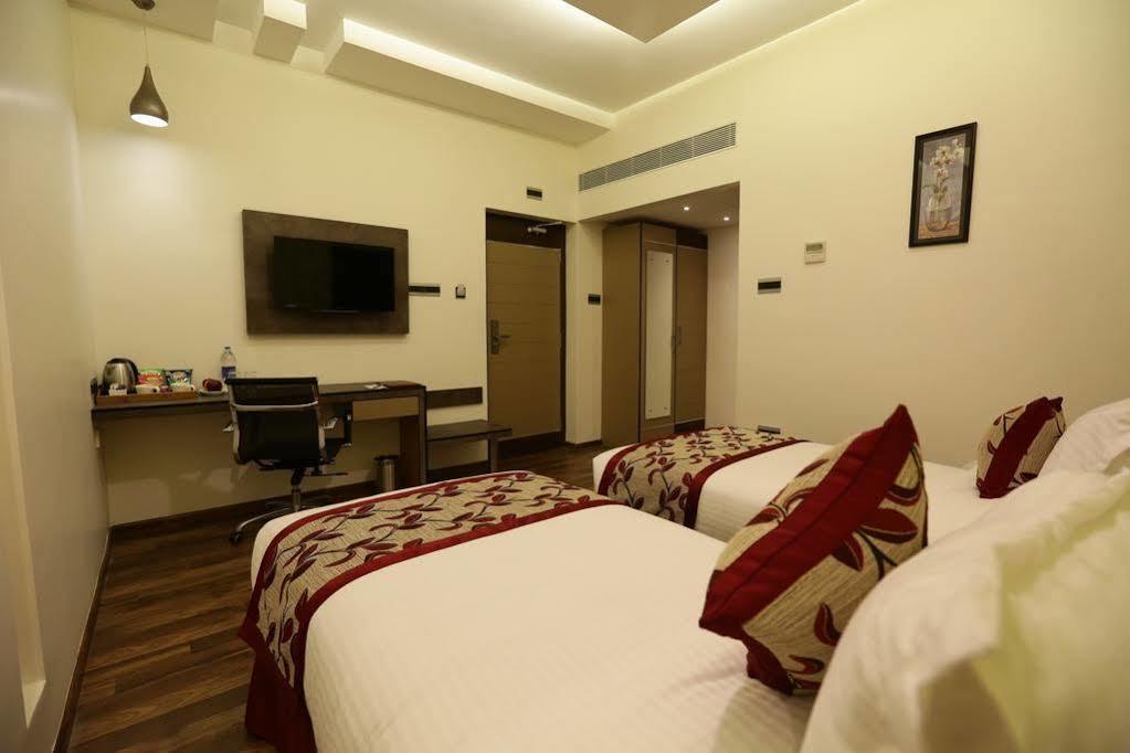 The Spin Hotel Chennai Bagian luar foto